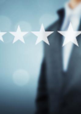 Imagen desenfocada de hombre con terno