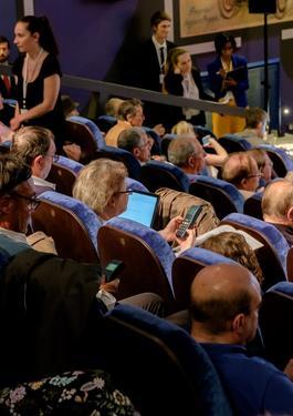 grupo de personas en salón de conferencias