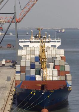 Barco carguero sobre el mar.