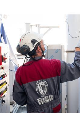 trabajador con uniforme de bureau veritas e implementos de seguridad