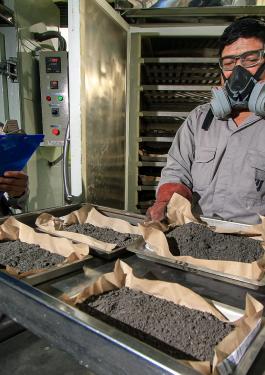 2 trabajadores con mascarillas de protección examinando muestras