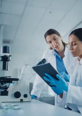 Dos científicas en un laboratorio revisando resultados en una Tablet