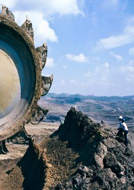 primer plano de maquinaría pesada en e campo