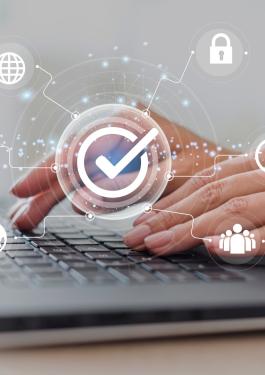 persona usando una laptop para proteger su informacion mediante la iso 27001