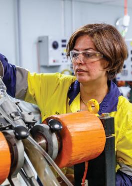 mujer con gafas de protección viendo instrumento