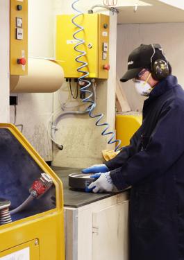 trabajador con equipo de seguridad manejando muestras