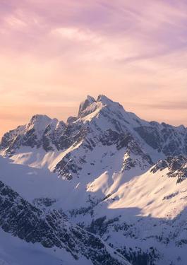 montañas nevadas al atardecer