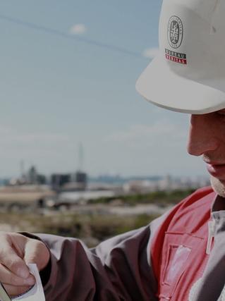 trabajador con casco de seguridad