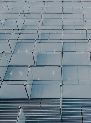 pared con aparadores de vidrio