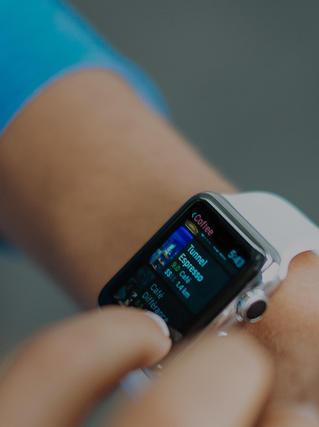 muñeca de persona usando samrtwatch