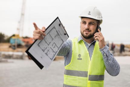 ingeniero civil inspeccionando una obra en construccion